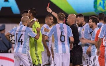 Tras 120 minutos infartantes, la Roja se quedó con el título tras superar por penales a la Albiceleste. Bravo fue el héroe chileno y Messi el villano argentino.