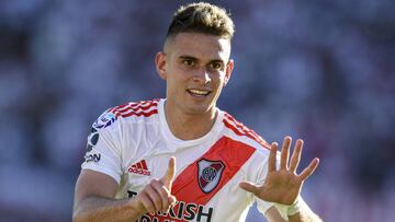 River se afirma en la punta