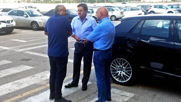 Alberola, Sepulcre y Rocamora charlan en el párking de las instalaciones del Elche.