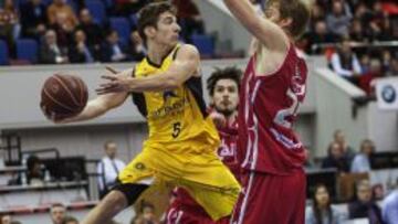 Richotti intenta un pase ante Noel.