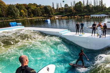 Esta instalación de wake ha sido la primera en añadir la piscina de olas flotante para el surf UNIT Surf Pool.