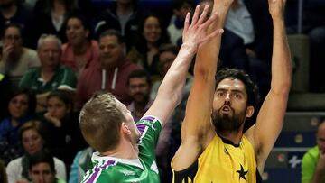 GRAF8737. MÁLAGA, 08/04/2018.- El alero del Iberostar Tenerife, Javier Beirán (d), intenta un lance ante la presencia del alero polaco del Unicaja Málaga, Adam Waczynski, durante el partido de hoy en el Palacio de los Deportes "J
