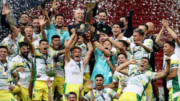 Soccer Football - Recopa Sudamericana - Second Leg - Palmeiras v Defensa y Justicia - Estadio Mane Garrincha, Brasilia, Brazil - April 14, 2021 Defensa y Justicia players celebrate with the trophy after winning the Recopa Sudamericana Pool via REUTERS/Buda Mendes