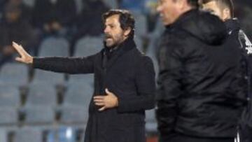 El entrenador del Getafe Quique S&aacute;nchez Flores da instrucciones a sus jugadores.