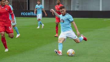 Javi Galán golpe el balón durante el amistoso contra el Gil Vicente portugués.