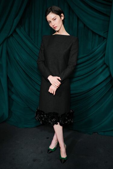 Gracie Abrams posa en la alfombra roja de la cena anual Pre-Oscar celebrada en Beverly Hills. 