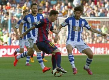 El delantero argentino del FC Barcelona Lionel Messi con el balón ante el centrocampista de la Real Sociedad Esteban Granero