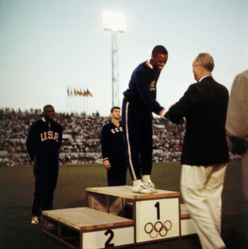Juegos Olímpicos de Mexico 1968. Bob Beamon, en el podio, recibe la medalla de oro en salto de longitud tras saltar 8,90 metros.