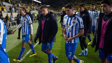 Jugadores de Monterrey caminan hacia el vestidor una vez terminado el partido.