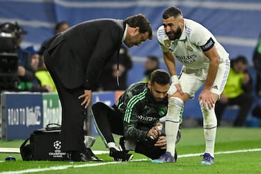 Karim Benzema es atendido por el cuerpo médico del conjunto madridista. El delantero francés recibe un golpe en la pierna derecha en la jugada del primer tanto.