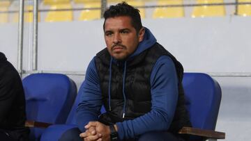 Futbol, Everton vs Palestino.
Quinta fecha, campeonato de Apertura 2016/17.
El entrenador de Everton Hector Tapia toma su lugar previo al partido de primera division contra Palestino en el estadio Sausalito de Vina Del Mar, Chile.
29/08/2016
Juan Villalobos/Photosport**********
Football, Everton vs Palestino.
5th date, Aperture Championship 2016/17
Everton's manager Hector Tapia takes his places prior the firsrt division football match against Palestino at the Sausalito stadium in Vina Del Mar, Chile.
29/08/2016
Juan Villalobos/Photosport