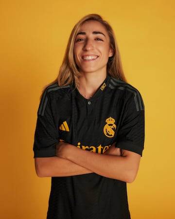 Negra con detalles amarillos, as赤 es la tercera equipaci車n del Real Madrid