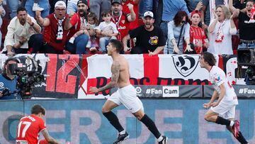 SEVILLA, 12/03/2023.- El centrocampista del Sevilla Erik Manuel Lamela (c) celebra su gol ante el Almería, el segundo el equipo, durante el partido de Liga disputado entre Sevilla FC y UD Almería, este domingo en el estadio Sánchez Pizjuan de Sevilla. EFE/José Manuel Vidal
