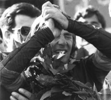 LAS LÁGRIMAS DEL CAMPEÓN. Soberbia gesta la que protagonizó Ángel Nieto en el Circuito del Jarama. Tras caerse en la prueba de 50cc y resultar herido, tomó la salida en la de 125cc. Realizó una admirable carrera, proclamandose campeón del mundo de 125cc.