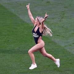 La espontánea que saltó al terreno de juego en imágenes