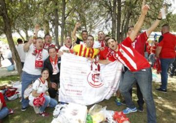 Mucha fiesta y alegría en las instalaciones de la Pradera de San Isidro donde se concentró la afición del Sevilla.