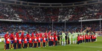 Saludo de ambos equipos al comienzo del encuentro