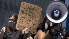 New York (United States), 05/08/2020.- People gather for a rally calling on the United States Congress to pass new legislation extending now-expired unemployment benefits to people that are being economically affected by the coronavirus pandemic, in New Y