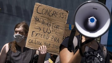 New York (United States), 05/08/2020.- People gather for a rally calling on the United States Congress to pass new legislation extending now-expired unemployment benefits to people that are being economically affected by the coronavirus pandemic, in New Y