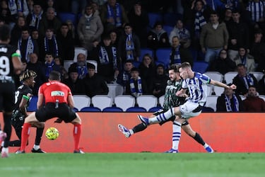 El centrocampista realista hizo un gol que necesitaba mucho. A pesar de necesitar dos oportunidades su definición fue perfecta. Atraviesa un buen momento y la Real lo nota.