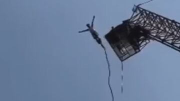 Mike, turista hongkonés, practicando puenting antes de que se le rompa la cuerda en Tailandia, en febrero del 2024.