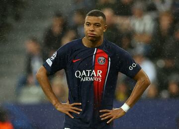 La cara de frustración del delantero francés del Paris Saint-Germain Football Club tras recibir una goleada por parte del Newcastle.