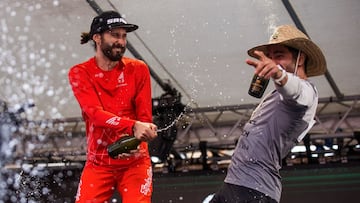 Edgar Carballo, rociado con cava por Yannick Pontal en el podio de las Enduro World Series en versi&oacute;n con e-MTB. 