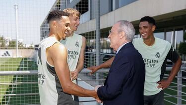 Florentino Pérez saluda a Trent, Huijsen y Bellingham.