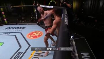 "¡Lo duerme!" El salvaje KO con un codazo giratorio que vale un combate por el título