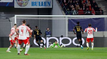 El guardameta del conjunto del Real Madrid dueño del balón tras una acción de ataque del Leipzig.