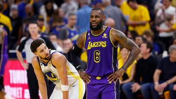 San Francisco (United States), 05/05/2023.- Los Angeles Lakers forward LeBron James (R) talks aloud before a Warriors free-throw as Golden State Warriors guard Klay Thompson (L) listens in during the second quarter of game two in the NBA Western Conference semifinals at Chase Center in San Francisco, California, USA, 04 May 2023. (Baloncesto, Estados Unidos) EFE/EPA/JOHN G. MABANGLO SHUTTERSTOCK OUT
