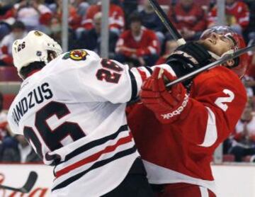 Pelea entre el defensa Brendan Smith (2) de Detroit Red Wings y Michal Handzus (26) de Chicago Blackhawks.