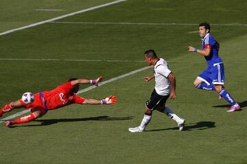 Esteban Paredes cumple 37 años de edad. En su carrera profesional ha jugado en Santiago Morning, Puerto Montt, Pachuca Junior de México, Cobreloa, Colo Colo, Atlante y Querétaro de Mexico. En la selección chilena participa regularmente desde 2006.