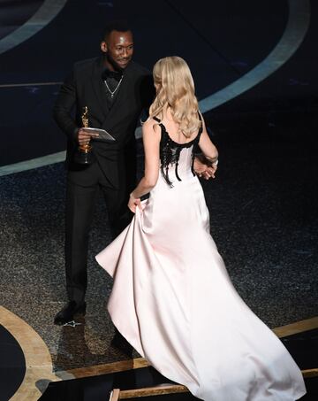 Mahershala Ali entrega el premio a Laura Dern por 'Historia de un matrimonio'.