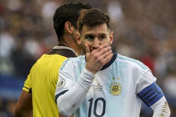 El que para muchos es el mejor jugador de futbol de todos los tiempos, anunció su salida de la Selección de Argentina tras caer con Chile en la Final de la Copa América Centenario, aunque sólo fue por unos meses, pues la Pulga volvió para encaminar a la escuadra argentina a la Copa del Mundo de Rusia 2018