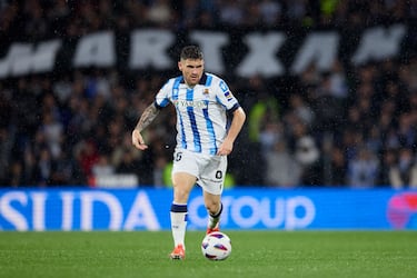 Le ganó su particular duelo en la banda a Marvin. Ayudó a Turrientes a cortar una ocasión de Perrone, pero sus labores durante la contienda no quedaron circunscritas únicamente a la zaga. Puso un centro a Merino y no paró de subir para ayudar en ataque. 