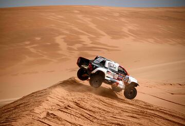 El piloto qatarí de Toyota Nasser Al-Attiyah y el copiloto francés Mathieu Baumel compitiendo durante la etapa de hoy. 