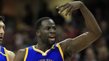 Draymond Green reacciona tras una decisión arbitral.
