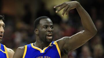 Draymond Green reacciona tras una decisi&oacute;n arbitral.