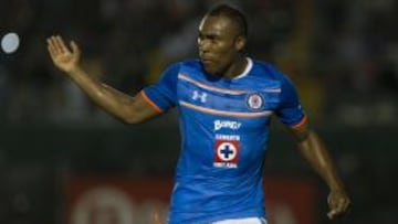 El delantero ecuatoriano, en un partido de Liga con Cruz Azul. 