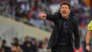 Simeone da indicaciones durante la final de la Supercopa.