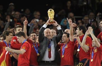 El entrenador de España Vicente del Bosque levantando la Copa del mundo.