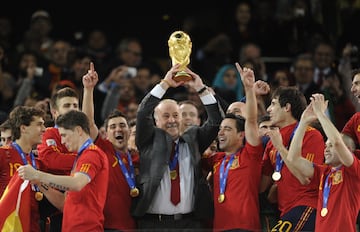 El entrenador de Espa?a Vicente del Bosque levantando la Copa del mundo.