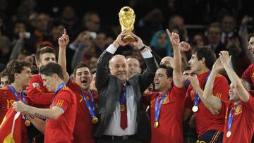 El entrenador de España Vicente del Bosque levantando la Copa del mundo.