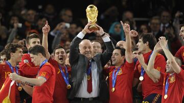 El entrenador de España Vicente del Bosque levantando la copa del mundo.