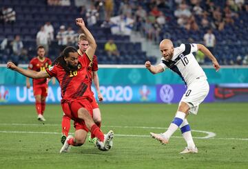 Teemu Pukki y Jason Denayer.