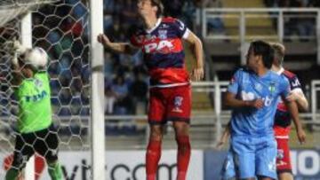 El portero Carrizo rechaza el disparo de Luis Valenzuela desde dentro del arco, en lo que fue la apertura de la cuenta a favor de O'Higgins.