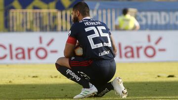 El jugadore de Universidad de Chile Johnny Herrera se lamentan tras el gol de Everton.