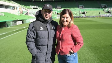 José Alberto, entrenador del Racing, y María José Sáenz de Buruaga, presidenta de Cantabria.