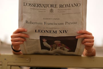 Un fiel lee un ejemplar del peri車dico vaticano L'Osservatore Romano con la noticia de la elecci車n del papa Le車n XIV mientras espera su aparici車n en el balc車n central de la Bas赤lica de San Pedro para su primera bendici車n dominical tras su elecci車n.